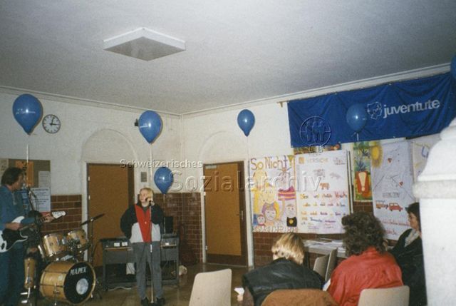 "Vernissage Plakate Aktionstag 1996" - Schülerband beim Auftritt