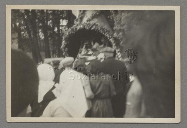 Reisegruppe von 13 Schweizern und Schweizerinnen in der Sowjetunion, 1937