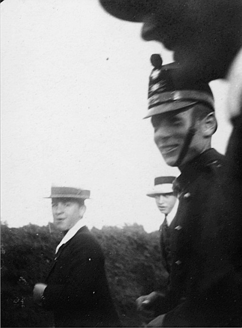 Wandervogel-Ortsgruppe Zürich-Altstadt: Mann in Militäruniform (vermutich) mit zwei Wandervögeln (1914)