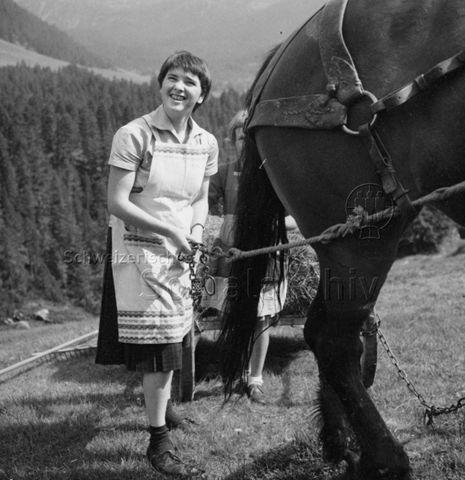 Praktikantinnenhilfe - Praktikantin mit Pferd und Wagen; um 1965