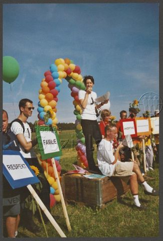 Aktion der HAZ: "Rainbow-Wolke of Love" im Vorfeld der kantonalen Abstimmung zum Partnerschaftsgesetz (08.09.2002)<br>