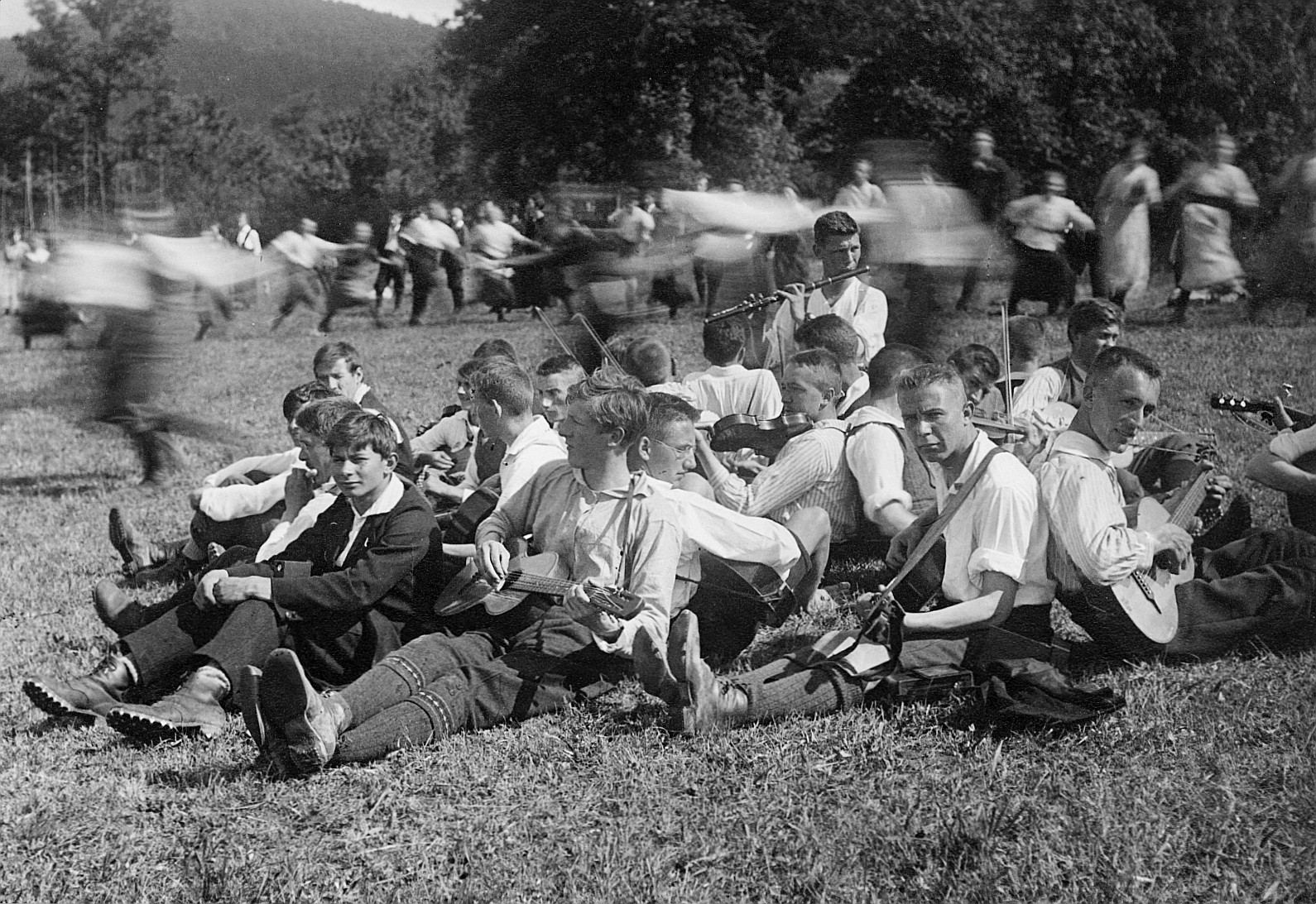Wandervogel-Landsgemeinde beim Schloss Buonas - Die Musikanten spielen zum Volkstanz auf (Gitarre, Geige, Querflöte) (1916)
