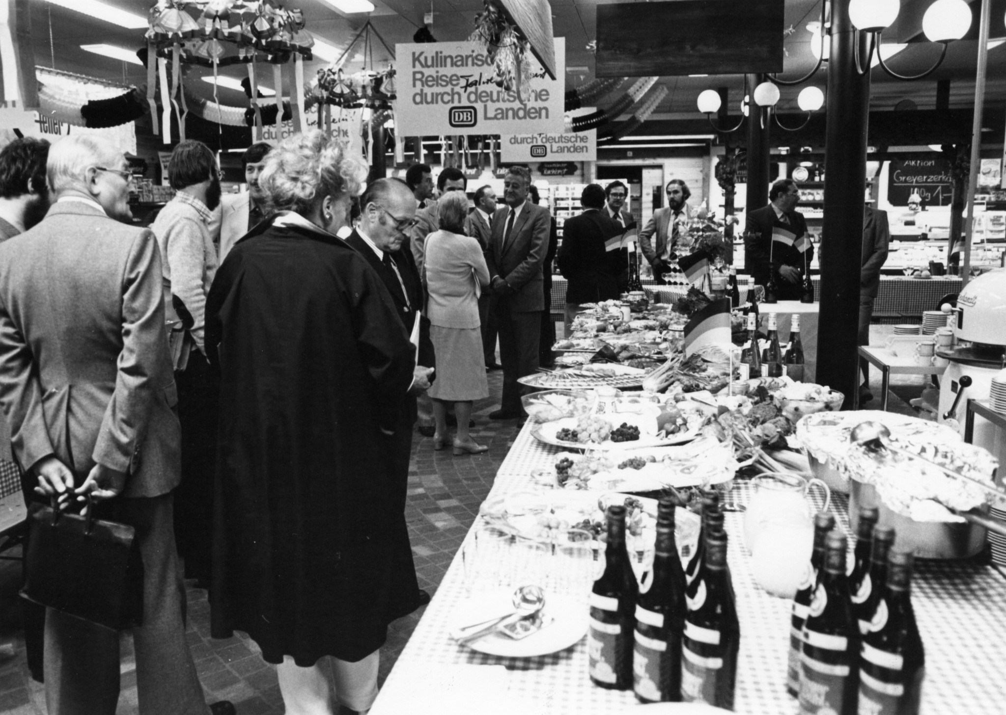 Deutschlandwochen 1980 bei Coop: Kunden und ausgestellte Ware