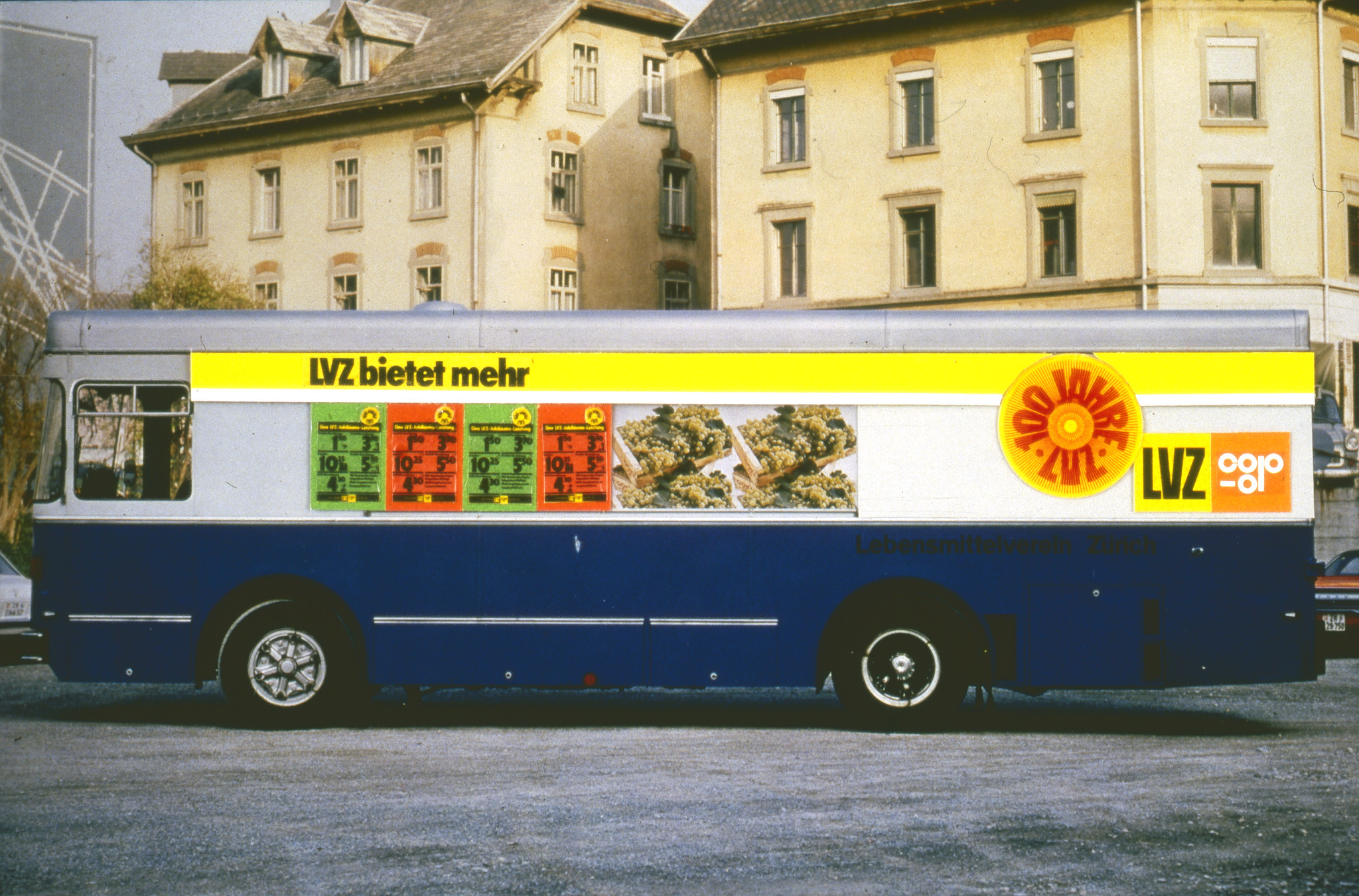 100 Jahre Lebensmittelverein Zürich LVZ 1878-1978: Selbstbedienungswagen mit Slogan "LVZ bietet mehr"