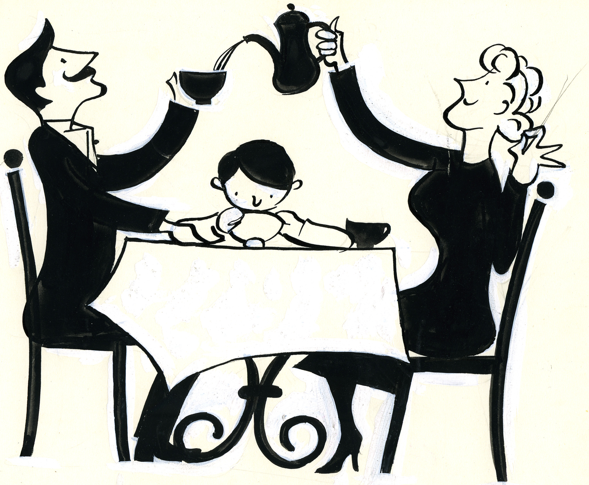 Familie am Esstisch sitzend, Frau giesst Mann Getränk (Kaffee / Tee) in die Tasse, im Hinetrgrund ein Junge sitzend