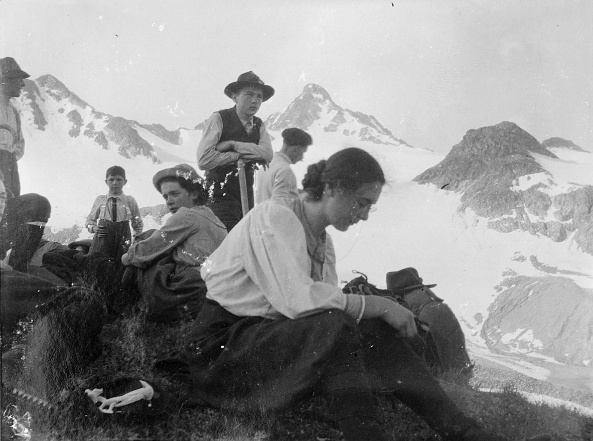 Auf dem Jöriflesspass (Graubünden): Rast der Wandervögel in Graubünden (zwei Kinder anwesend) - Grosse Fahrt von Emmi Bloch (1887-19