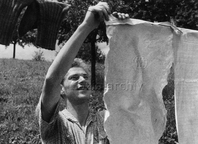 PraktikantInnenhilfe - Praktikant beim Wäscheaufhängen; um 1965