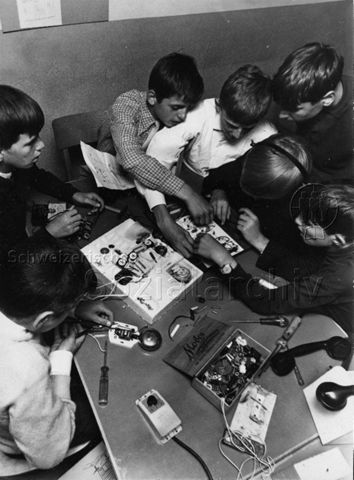 "Werken" - Jungen beim Basteln an elektrischen Geräten; 1967