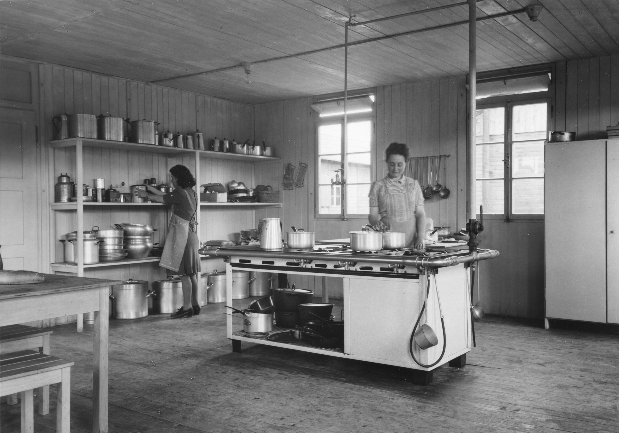 Sozialzentrum in Saint-Lô; zwei Frauen bereiten in der Küche eine Mahlzeit vor
