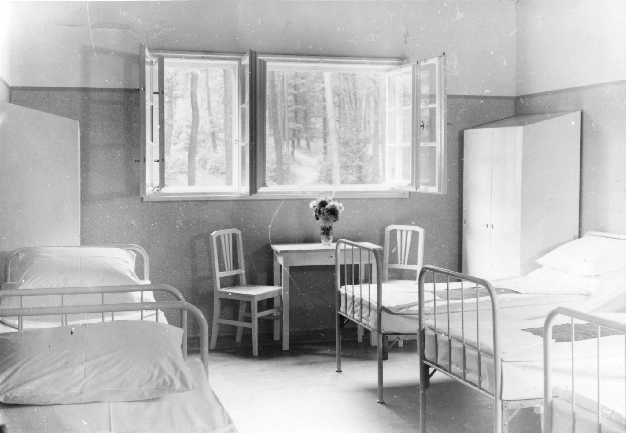 "Schlafraum im Anton-Hueber-Haus, [Schulungshaus des Österreichischer Gewerkschaftsbundes] Weidlingen bei Wien", um 1950