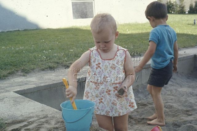 "Sandspielplatz Untersiggental" - Zwei Kinder im Sand; um 1980