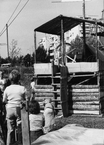 "Spielaktion Winterthur" - Kinder vor einer Holzhütte; 1976