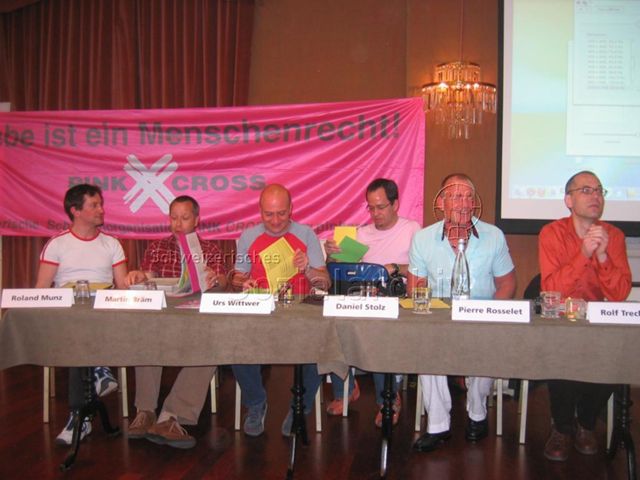 Generalversammlung des Pink Cross (22.04.2006, Yverdon-les-Bains) – Vorstandsmitglieder v.l.n.r.: Roland Munz, Martin Bräm, Urs Wittwer, Daniel Stolz, Pierre Rosselet, Rolf Trechsel, Transparent: "Liebe ist ein Menschenrecht! – Pink Cross"