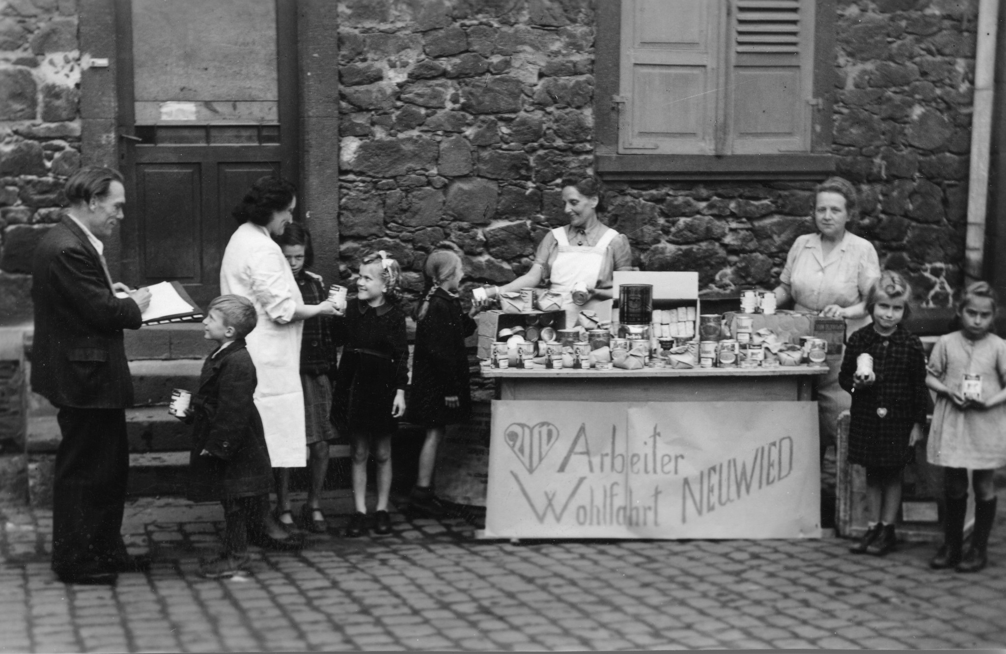 "Verteilung von Kondensmilch und Seife durch die Arbeiter-Wohlfahrt Neuwied - Frühling 1948"