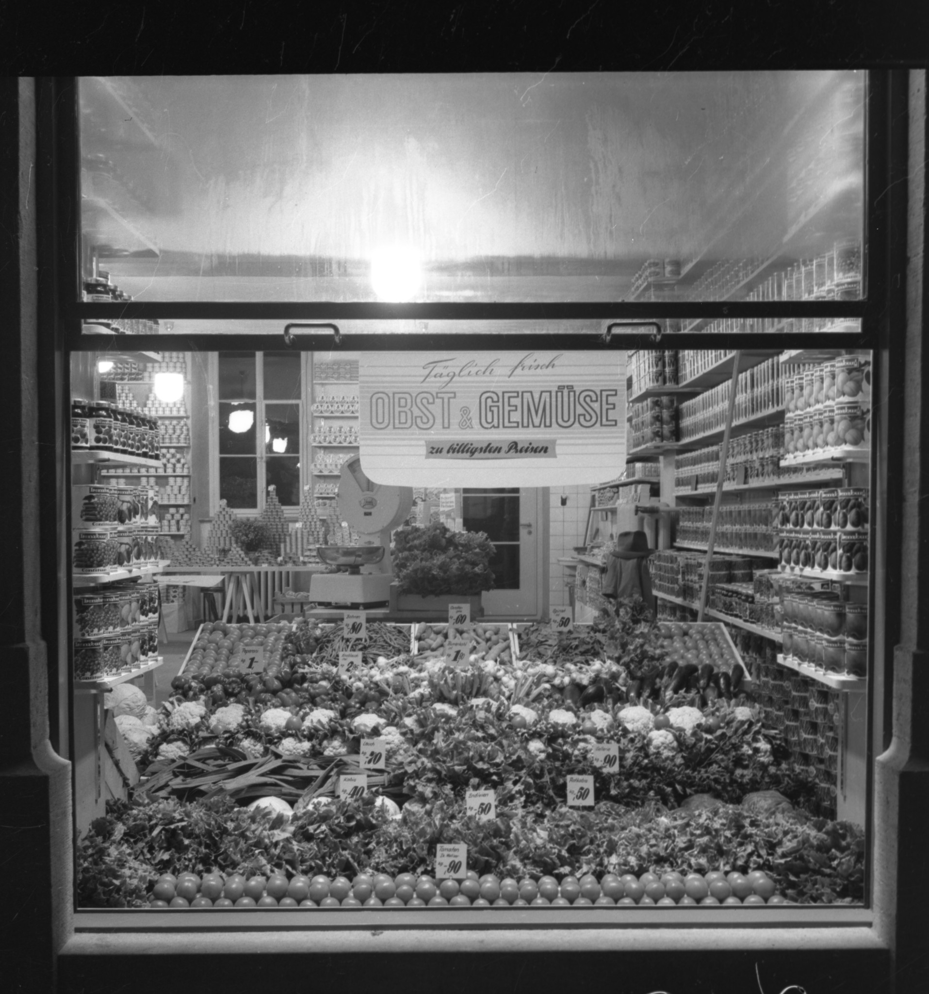 Schaufenster Filiale LVZ: "Täglich frisch Obst und Gemüse zu billigsten Preisen"