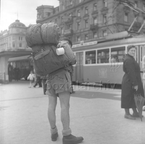 Reisender mit Rucksack und Schlafsack, Strassenbahn, Zürich Hauptbahnhof, um 1960