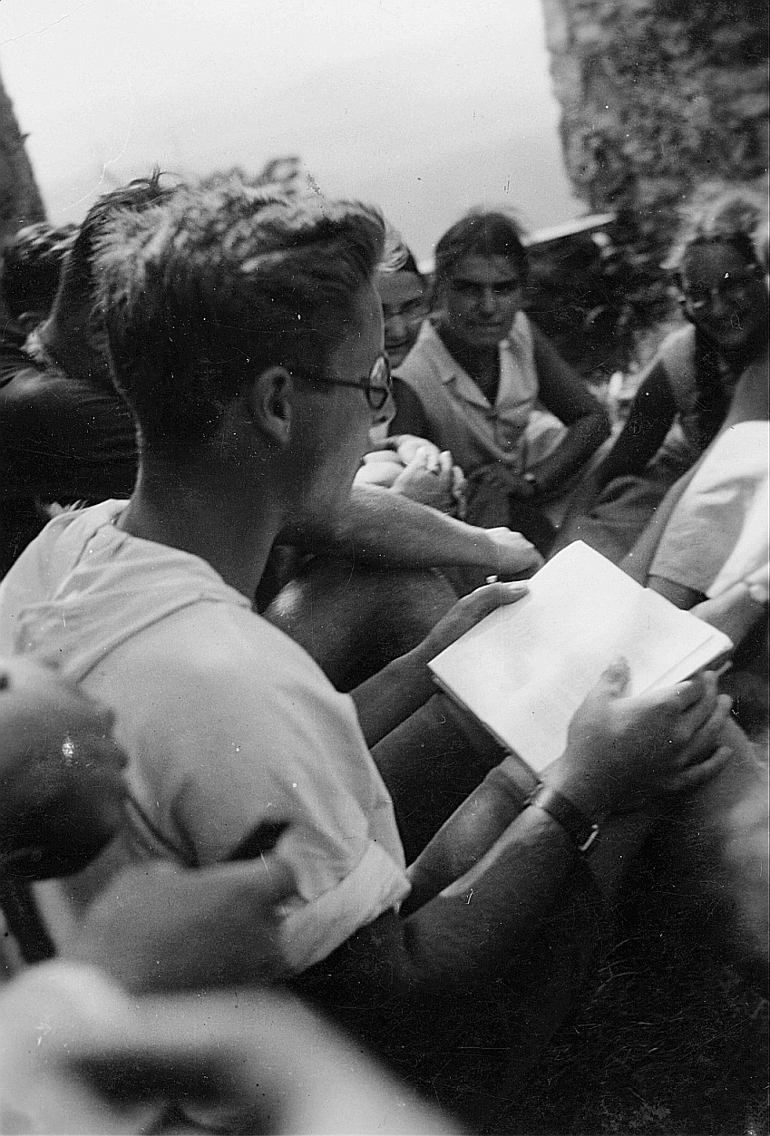 Fritz Kamm (vermutlich) aus einem Buch lesend (Juni 1932)