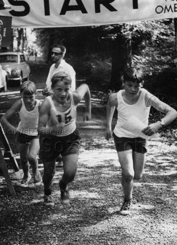 7. Jugendheim-Orientierungslauf bei Baden - Eine Gruppe beim Start; um 1970