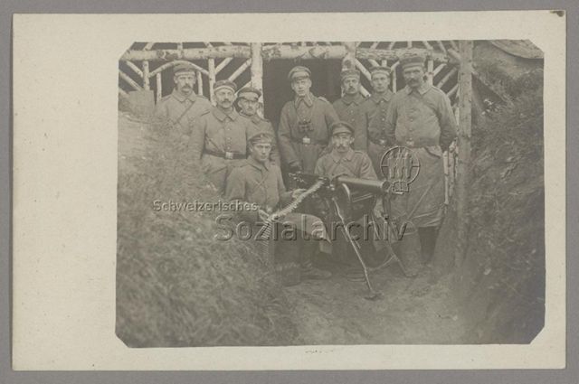 Soldaten mit Maschinengewehr vor Unterstand (Kontext unbestimmt), ca. 1915