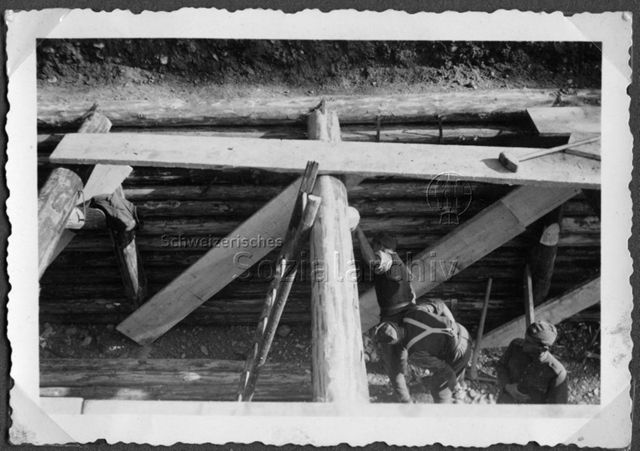 Album Alfred Brauchli, Teil 1/3: 699 Tage Aktivdienst 1939-1945 als Sanitätssoldat bei der Sanitätskompanie I/​7, Thurgau: Baustelle der Armee mit Balken, Graben und Leiter