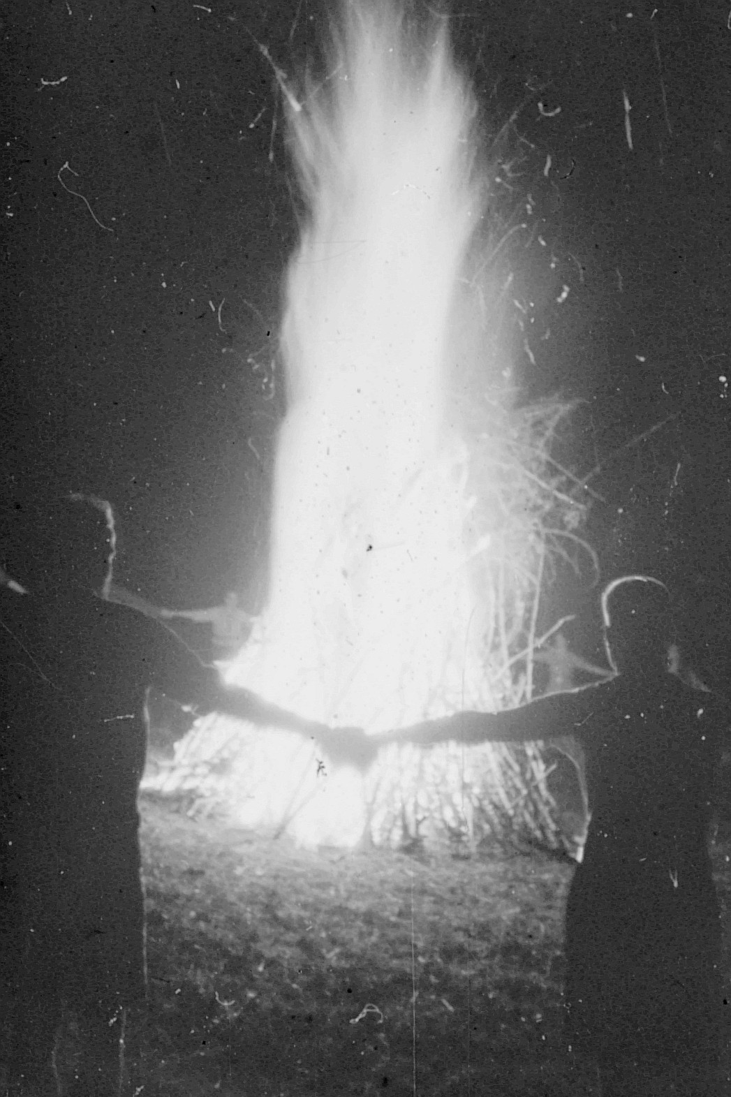 Kreistanz um ein loderndes Feuer
