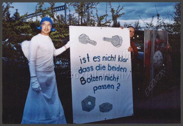 Frauenfeld Demo Pink Apple 2001 (27.04–20.05.2001, Frauenfeld) – "ist es nicht klar dass die beiden Polzen nicht passen?", "Eigentor", Mann verkleidet als Engel