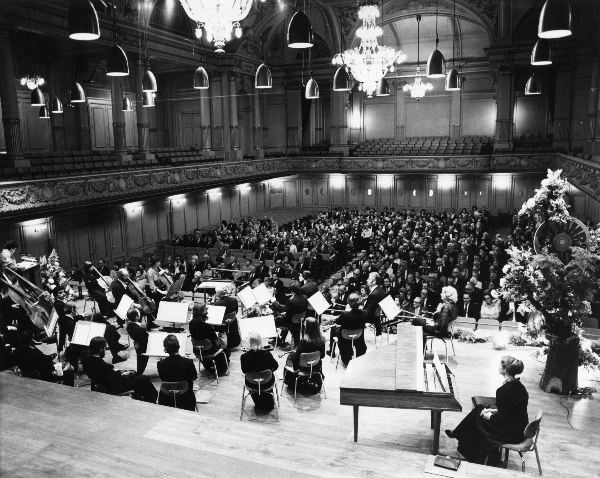 Jubiläum 100 Jahre Lebensmittelverein Zürich 1978: Orchester und Publikum in der Tonhalle Zürich