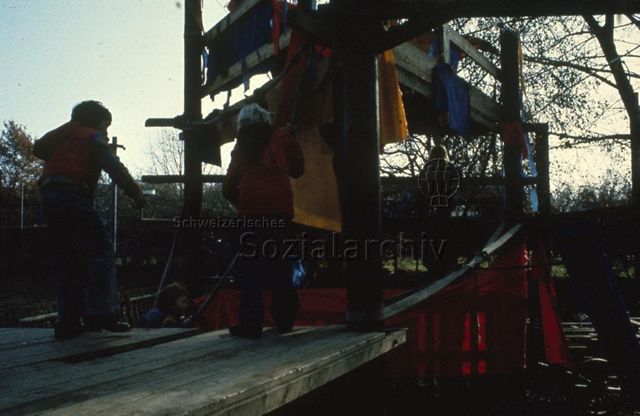 "Robinsonspielplatz Bachgraben", Basel, selbstgemachte Geräte - spielende Kinder beim Kletter- und Schaukelturm; um 1975