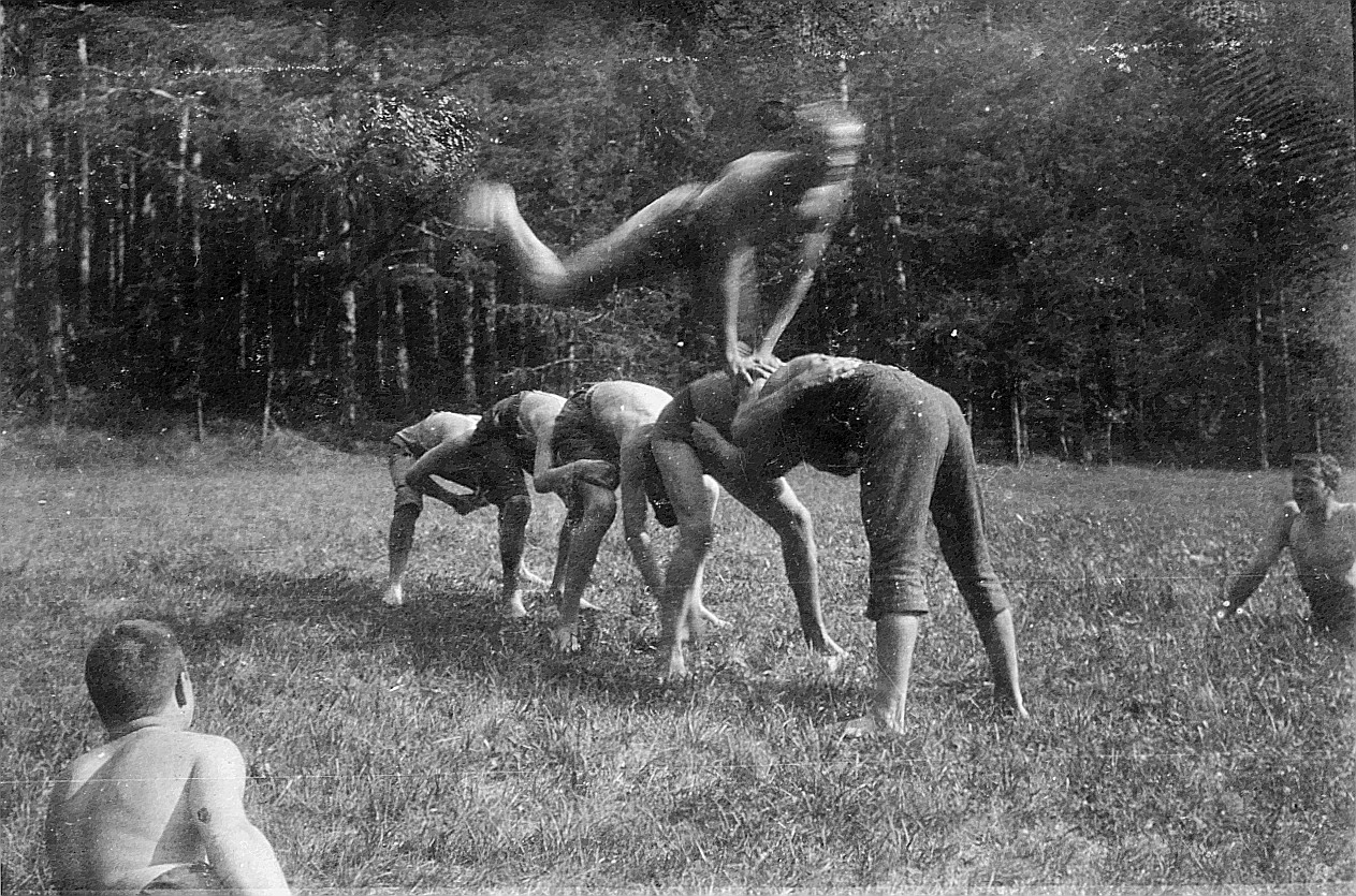 Churer Wandervögel beim Bocksprung im Freien Spielen (1918)