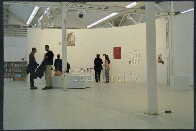 Publikum in der Ausstellung, abgebildet u.a. Andreas Vogel