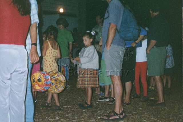 Bosco della Bella, Feriendorf für kinderreiche Familien - Erwachsene und Kinder mit Lampionen, wahrscheinlich Feier zum 1. August; 2000