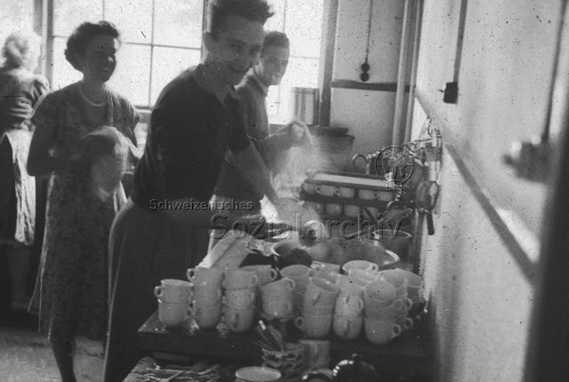 Jugendherberge Rotschuo, Gersau - Jugendliche beim Abwasch; um 1955