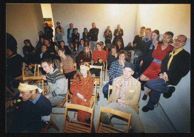 Performance, Gruppe GMAM (München/Berlin), Publikum, einzelne Personen mit gelbem Stirnband
