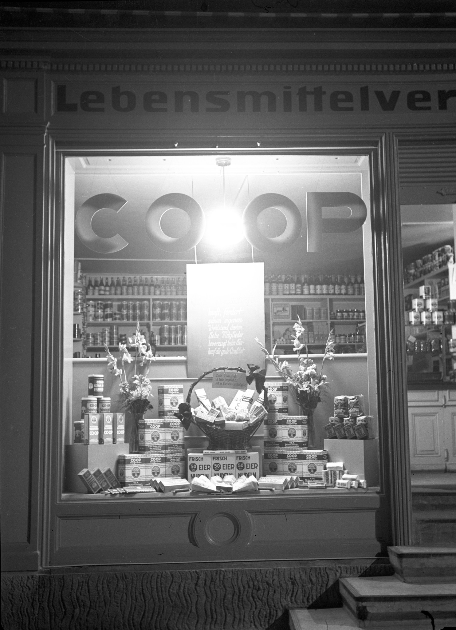 Schaufenster Filiale LVZ: "Jede Hausfrau ist hochbeglückt, seit es Co-op-Artikel gibt", ca. 1940
