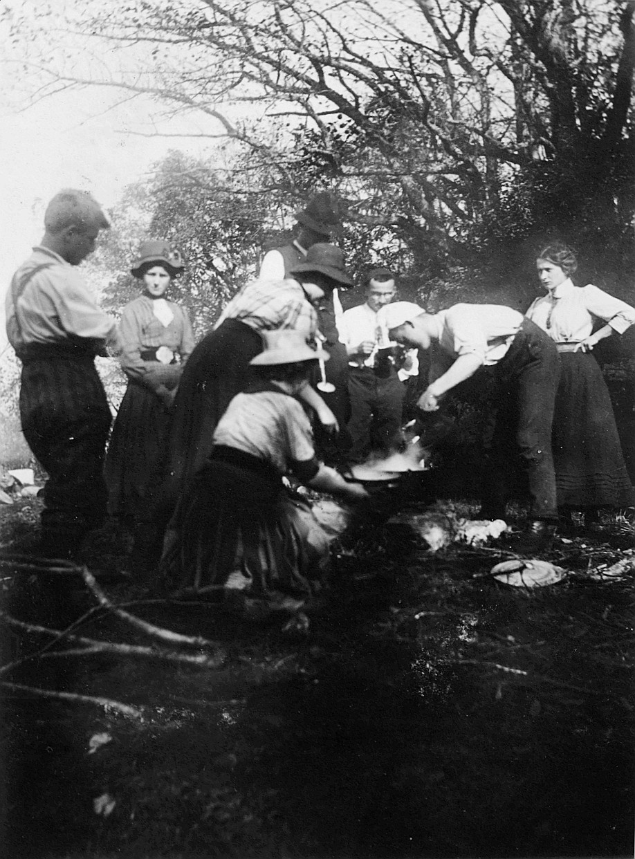 Auf Brunegg - Wandervögel kochen auf dem Feuer (1911)