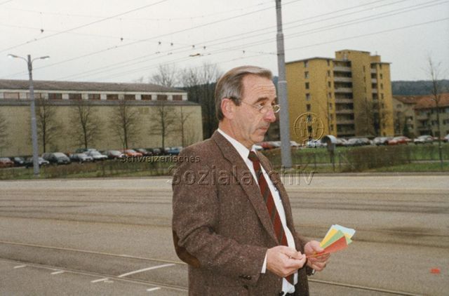 "Kinder besuchen Ihre Eltern am Arbeitsplatz" - VBZ-Zentral-Werkstatt, Mann mit Zetteln; 1996