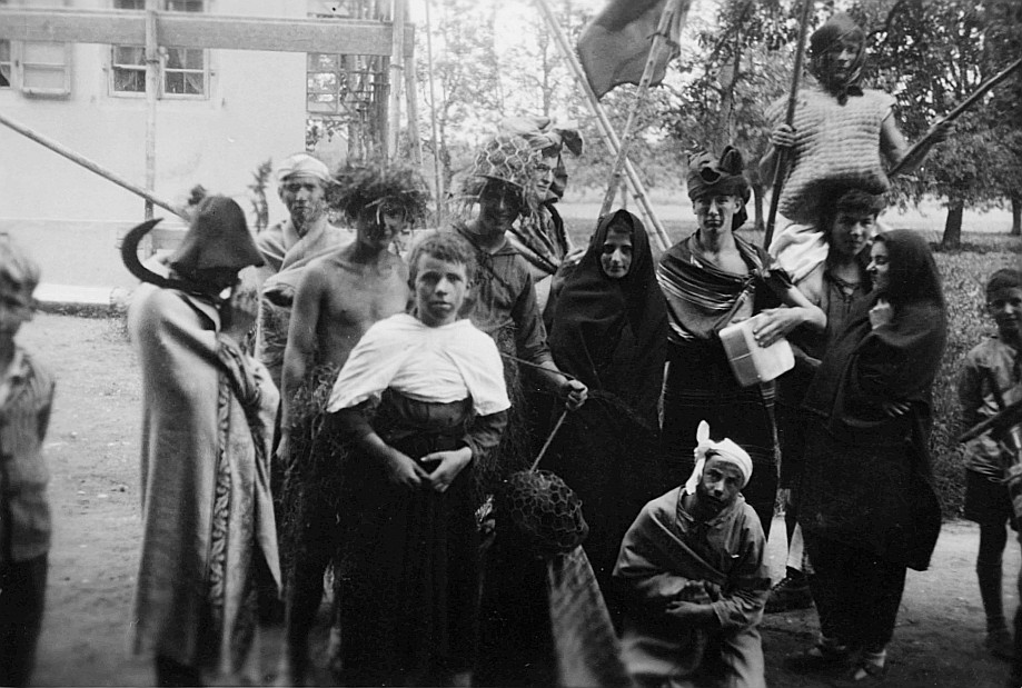 Wandervogel-Landsgemeinde in Hombrechtikon - Gruppenporträt verkleideter Wandervögel (vermutlich für eine Theateraufführung) (1930)