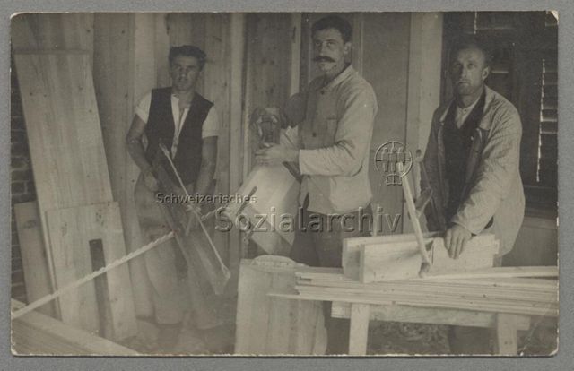 Drei Schreiner in Holzwerkstatt, um 1900 (Kontext unbstimmt)