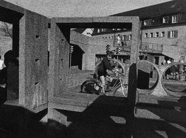 "Verkehrskindergarten, Freizeitanlage Buchegg", Zürich - Junge fährt mit dem Fahrrad durch die Strassen; 1969