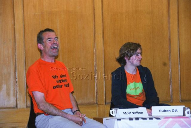 Generalversammlung des Pink Cross (2009) – Vorstandsmitglieder: Moël Volken (links), Shirt: "Wir sind mitten unter euch"; Ruben Ott (rechts), Shirt: "vielfalt"