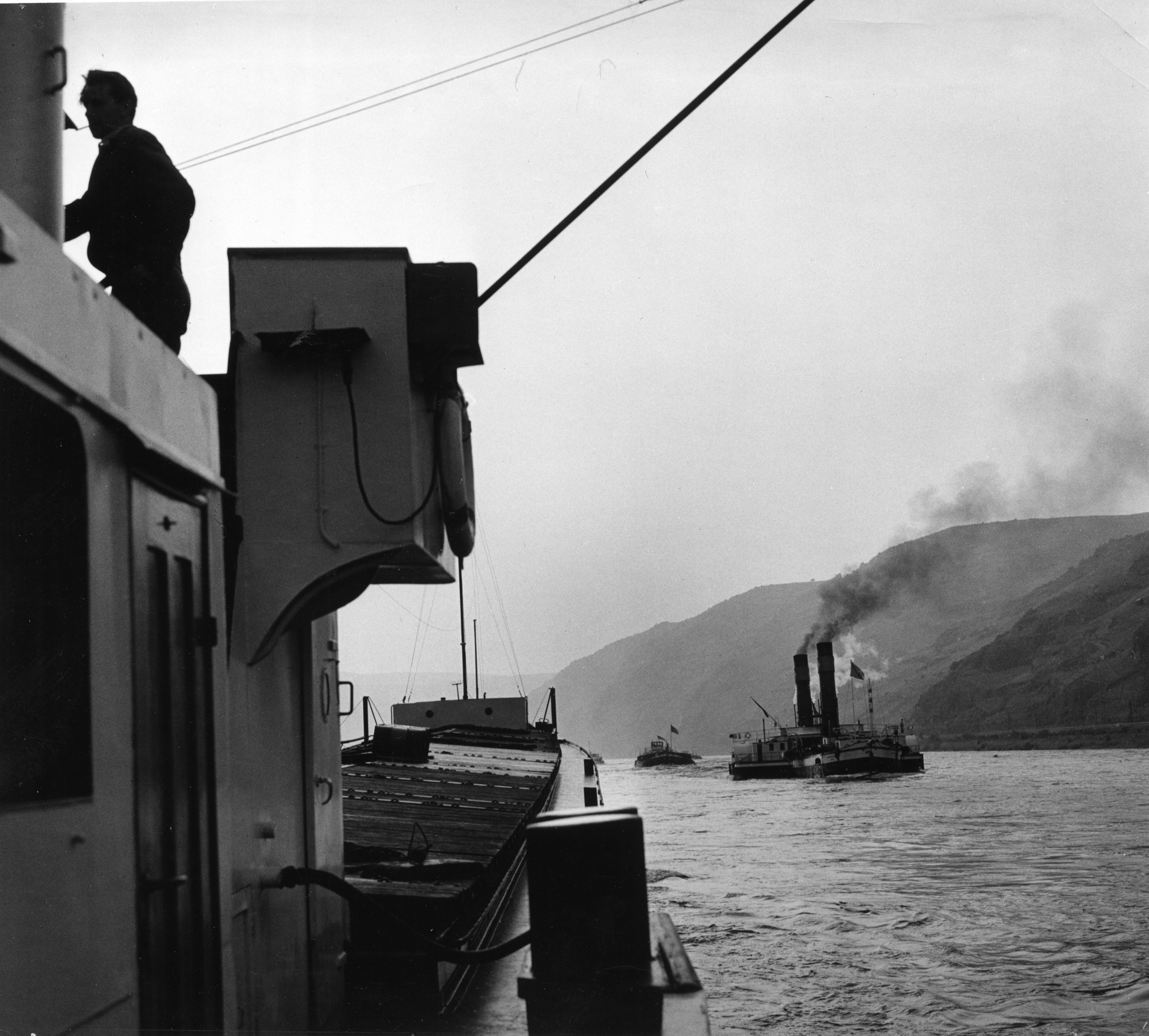 Aufnahme von Bord eines Transportschiffes auf andere Schiffe auf einem Fluss
