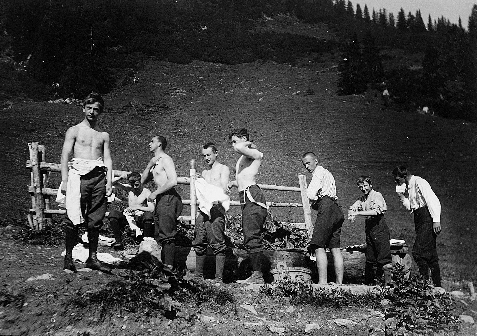 Morgentoilette auf der Alp: Wandervögel waschen sich an einem Brunnen (1918)