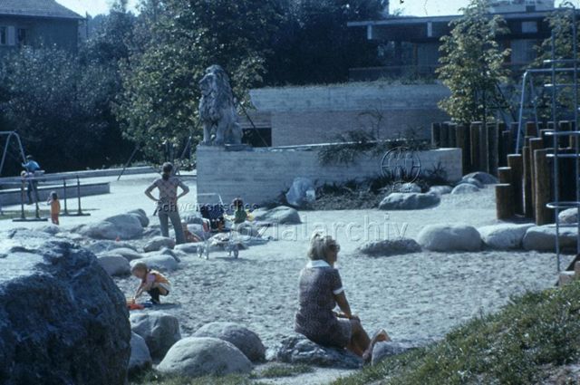 "Spielplatz, Gemeinschaftszentrum Seebach, Zürich" - spielende Kinder; um 1975