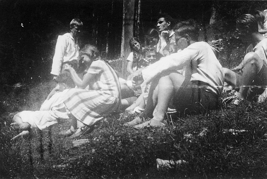 Wandervögel der Wandervogel-Ortsgruppe Winterthur sitzen auf der Wiese, am Rand eines Waldes (vermutlich), in Engadin (1926)