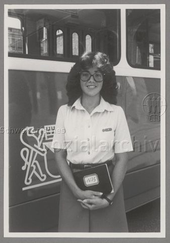 Tramchauffeurin vor Zürcher Tram, um 1985