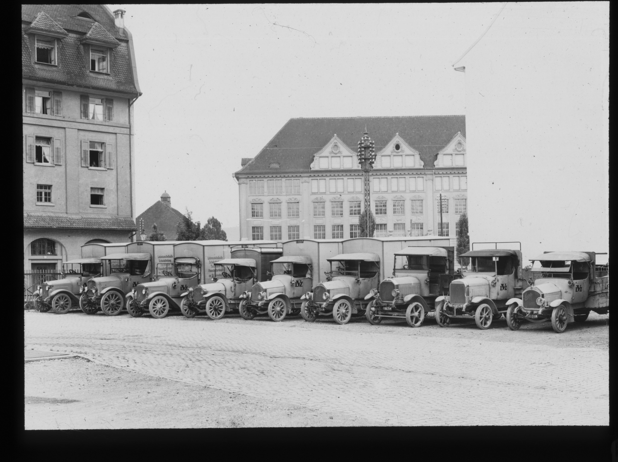 Dia: "Unser Autopark": Autos des LVZ in einer Reihe, vor dem Lager an der Ernastrasse, Zürich