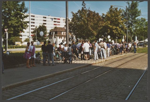Aktion der HAZ: "Rainbow-Wolke of Love" im Vorfeld der kantonalen Abstimmung zum Partnerschaftsgesetz (08.09.2002) – Ausfahrt als Gruppe mit dem Fahrrad<br>