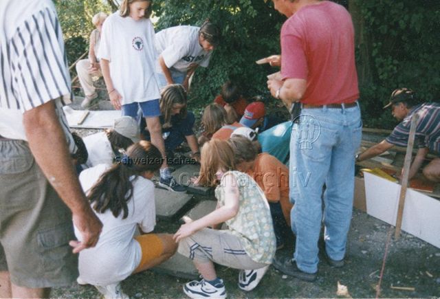 "Spielplatzplanung Nürensdorf - Betonplatten beschriften"; 1999