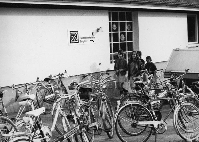 "Velos vor der Freizeitwerkstätte Burgdorf"; 1971