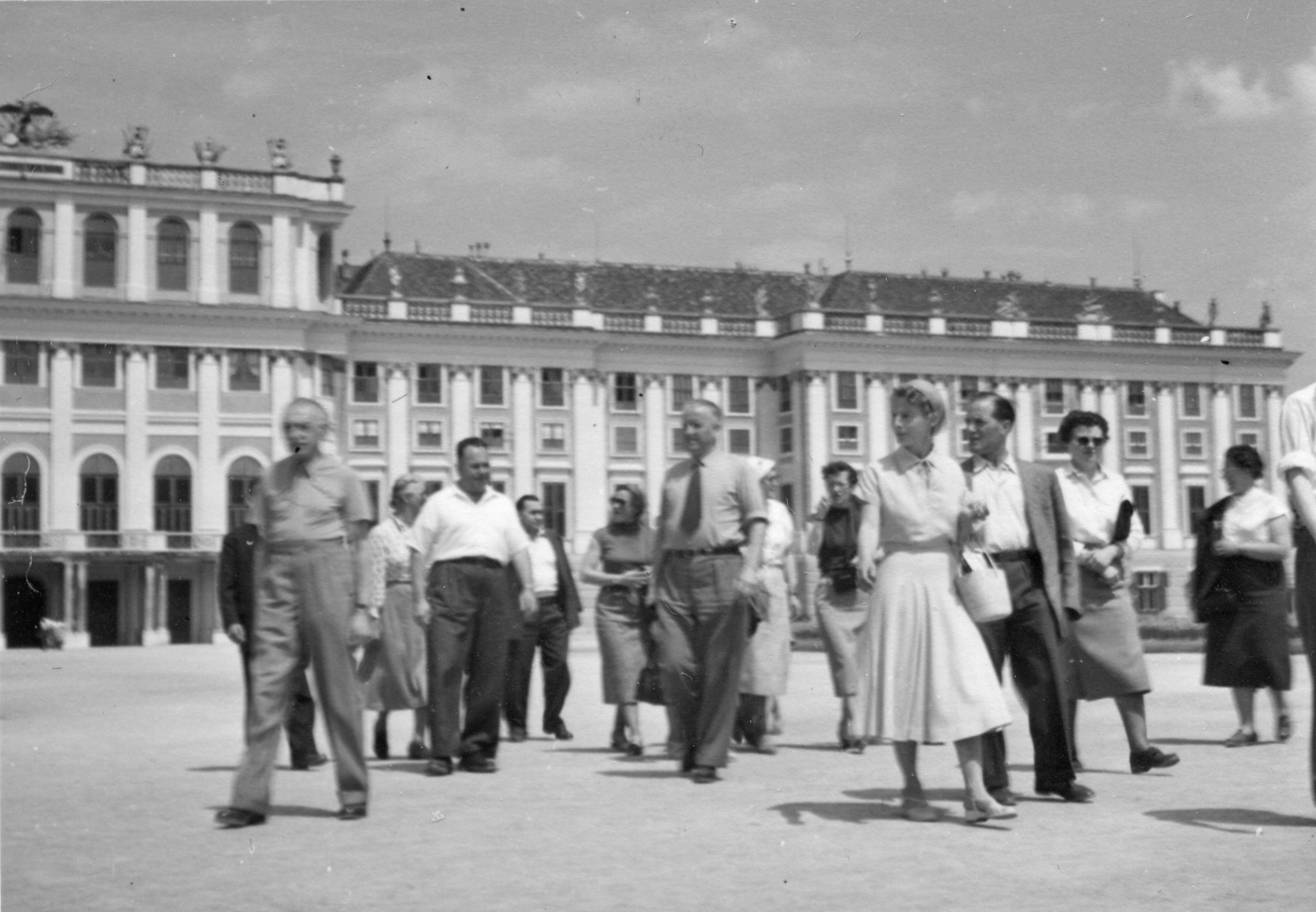 Sammellager im Haus des SMUV Sierre-Aktion zugunsten notleidender Gewerkschafter 1951; eine Gruppe von Personen vor einem grossen Gebäude??